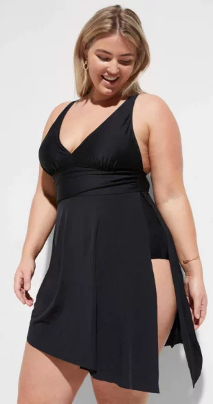 Черна рокля за плуване с асиметрична пола